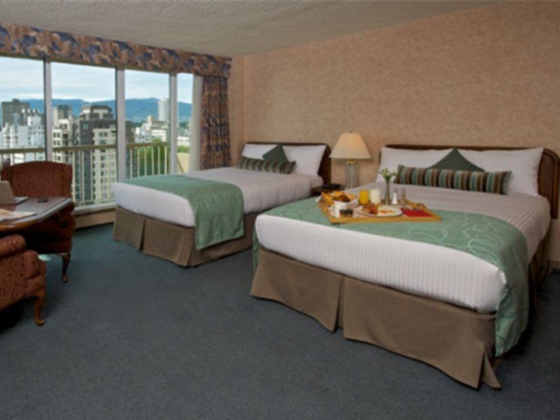 Coast Plaza Hotel And Suites Ванкувер Экстерьер фото