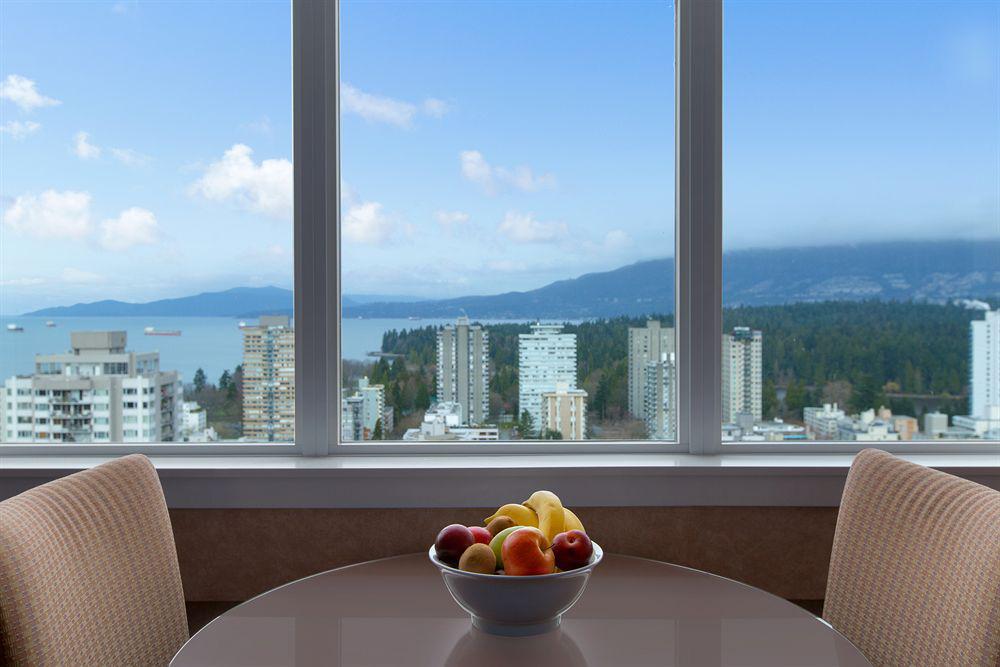 Coast Plaza Hotel And Suites Ванкувер Экстерьер фото